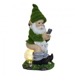 Garden Decoration Solar Light Flocked Artificial Moss Resin Statue with Sitting on a Glass and Looking at the Phone