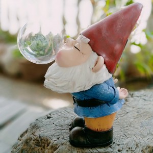 Wholesale hot selling Garden decor waterproof Gnomes Garden Decorations Funny Statues with solar light