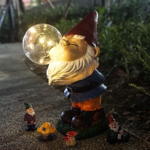 Wholesale hot selling Garden decor waterproof Gnomes Garden Decorations Funny Statues with solar light