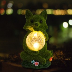 2022 High quality home and garden decor resin Flocked Fox with solar light