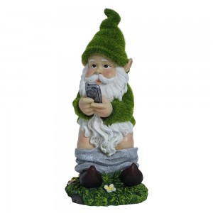 Decorazione del giardino Statua in resina di muschio artificiale floccato con luce solare con seduta su un vetro e guardando il telefono