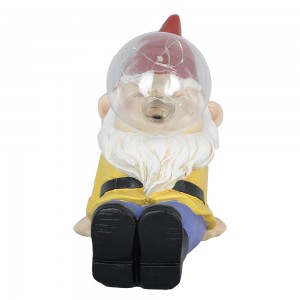 Wholesale hot selling garden outdoor decor waterproof sitting gnome statue with solar light