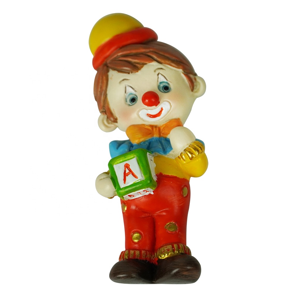 Custom made home decor tabletop polyresin craft, small resin clown figurine with Magic cube