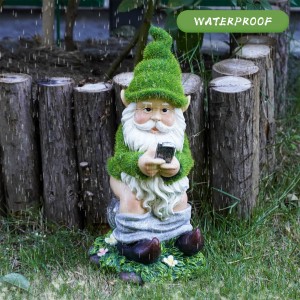 Garden Decoration Solar Light Flocked Artificial Moss Resin Statue with Sitting on a Glass and Looking at the Phone