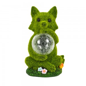 2022 High quality home and garden decor resin Flocked Fox with solar light