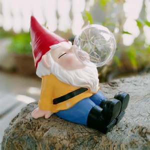 Wholesale hot selling garden outdoor decor waterproof sitting gnome statue with solar light