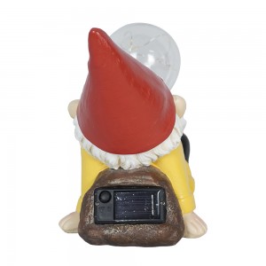 Wholesale hot selling garden outdoor decor waterproof sitting gnome statue with solar light